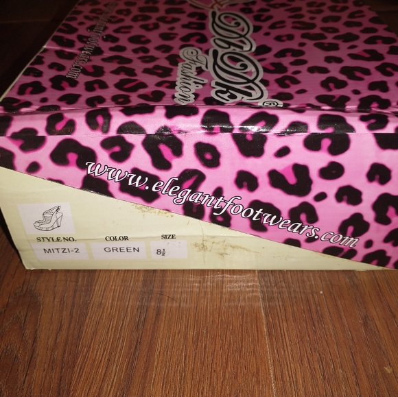 NEW Size 8.5 Db Dk Fashion Green Wedged Heels - Picture 3 of 8